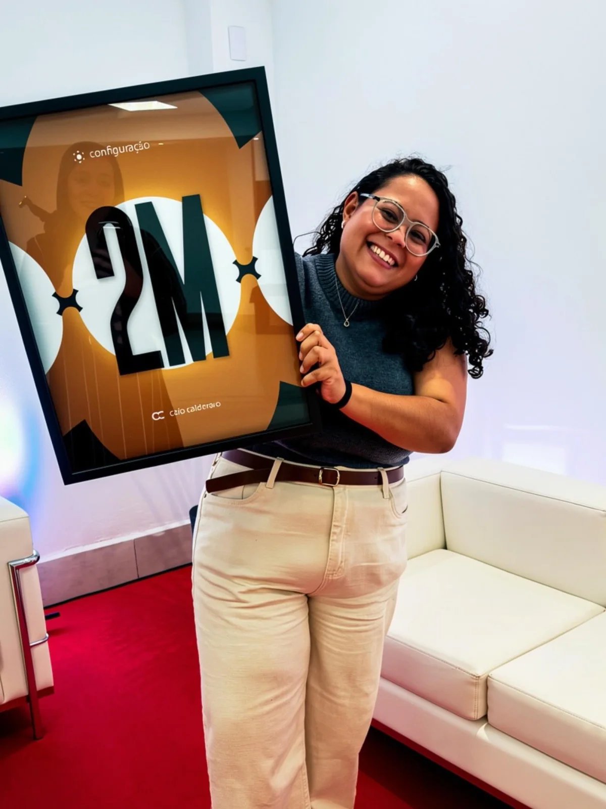 Amanda com a placa de R$2 milhões